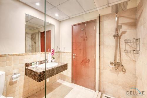 Koupelna v ubytování Immaculate 2BR at Sadaf 6 JBR by Deluxe Holiday Homes