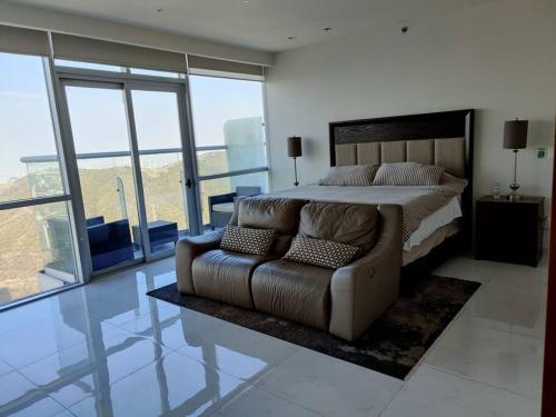 sypialnia z łóżkiem i kanapą w obiekcie Penthouse liu east piso 35 valle oriente w mieście Monterrey