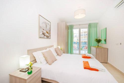 una camera da letto con un grande letto bianco e una finestra di Sea View Suite! a Marsalforn