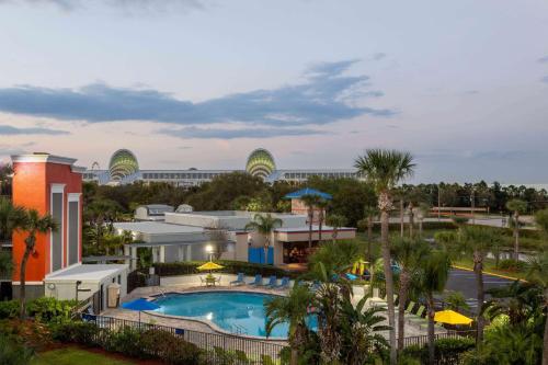 奧蘭多的住宿－奧蘭多會議中心/國際大道戴斯酒店，享有带游泳池的度假村的空中景致