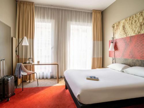 Ліжко або ліжка в номері ibis Edinburgh Centre Royal Mile – Hunter Square