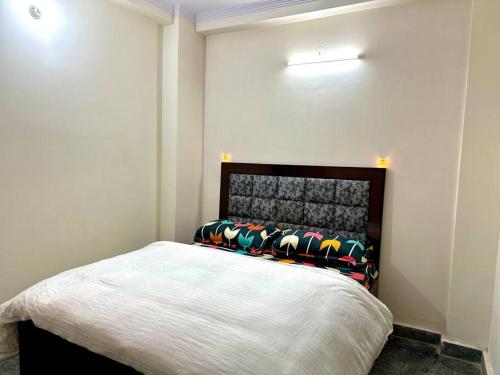 Un pat sau paturi într-o cameră la 2 Bhk apt near Manipal hospital by RDBL Hospitality Private limited
