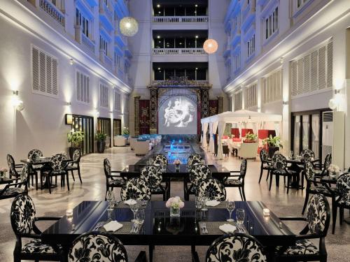 A restaurant or other place to eat at Hotel de l'Opera Hanoi - MGallery