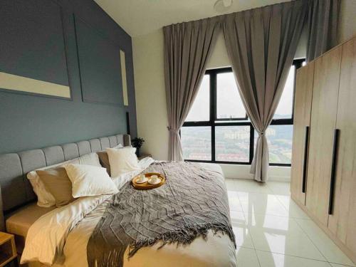 Ένα ή περισσότερα κρεβάτια σε δωμάτιο στο [NEW]Puchong Pavilion/HighFloor/5pax/modern design