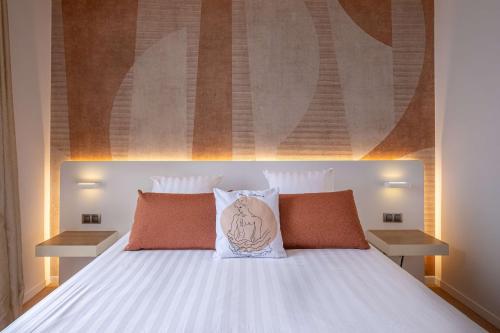 una camera con un letto bianco con due cuscini di Best Western Premier Hotel Prince de Galles a Mentone