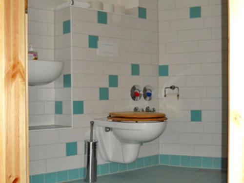 ein Bad mit einem WC und einem Waschbecken in der Unterkunft Biohof Medewege in Schwerin