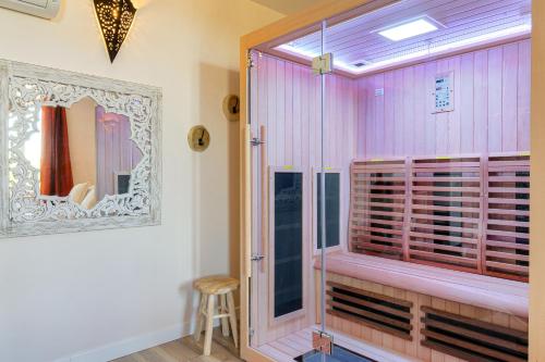 Ένα μπάνιο στο Suite Luxe Spa Balneo Sauna Hammam Projecteur