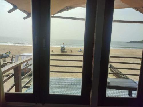 una ventana con vistas a la playa en On the beach, en Palolem