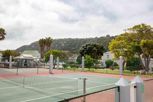 una pista de tenis con 2 pistas de tenis en Riverclub Villas, en Plettenberg Bay