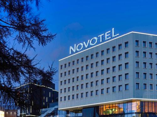 znak nowacji na dachu budynku w obiekcie Novotel Krasnoyarsk Center w Krasnojarsku