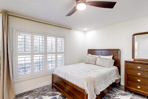 sypialnia z łóżkiem i wentylatorem sufitowym w obiekcie By the Beach - Full Property w mieście Jacksonville