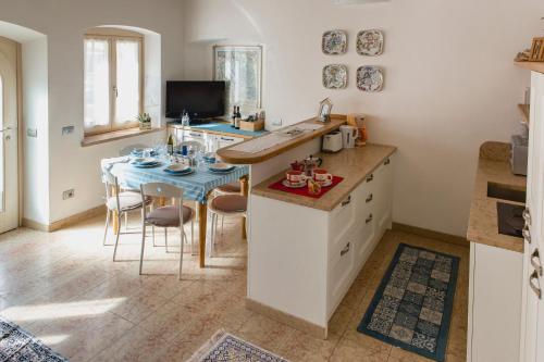 uma cozinha com uma mesa e uma sala de jantar em La Casetta in Valpolicella em Monte