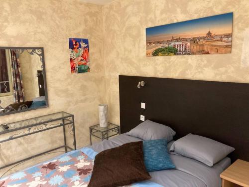 une chambre avec un lit et un miroir dans l'établissement Appartement « Séville » à Avignon, à Avignon