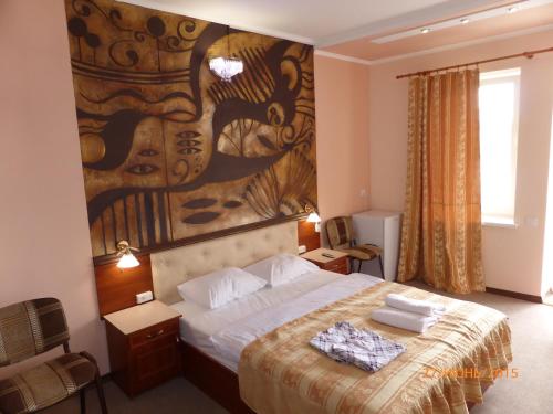 1 dormitorio con 1 cama con una pintura en la pared en Shellman Apart Hotel en Odesa