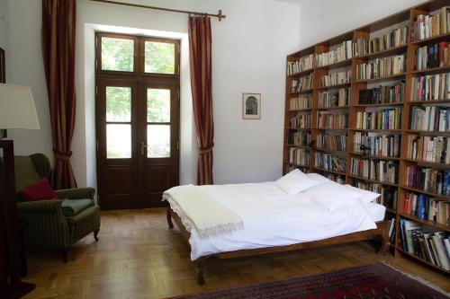 sypialnia z łóżkiem i półkami z książkami w obiekcie Pałac w Sichowie w mieście Rytwiany
