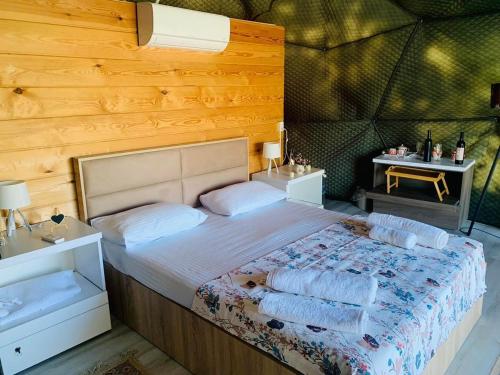 ein Schlafzimmer mit einem großen Bett mit zwei Kissen in der Unterkunft Berkheva Glamping - ბერხევა გლემპინგი in Zemo Khodasheni