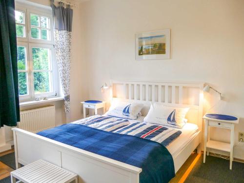Schlafzimmer mit einem Bett in Blau und Weiß in der Unterkunft Ferienwohnung Alte Dorfschule in Lüssow