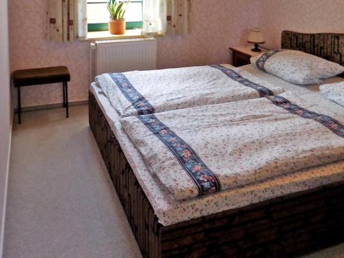 1 dormitorio con 1 cama con edredón en Ferienwohnung am Storchennest, en Kambs