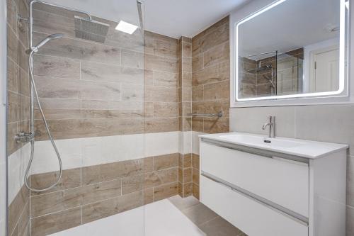 a bathroom with a shower and a sink and a mirror at Paraiso Palm Mar Precioso & luminoso apartamento reformado in Palm-mar