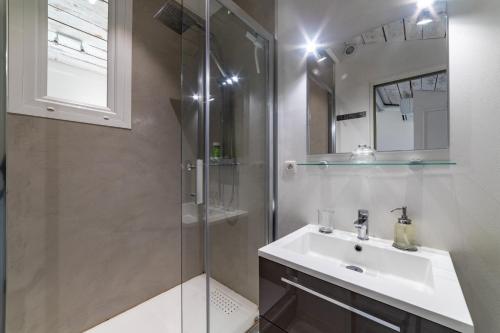 uma casa de banho com um lavatório e um chuveiro em Gite l'Instant - Au cœur d'une oliveraie em Belgentier