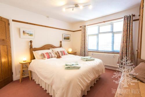 een slaapkamer met een groot bed en een raam bij The Monkey House B&B in Stone