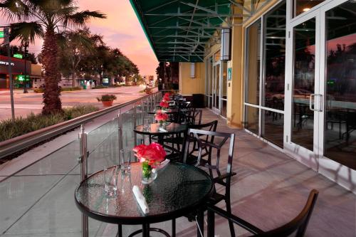 Restaurace v ubytování Courtyard by Marriott DeLand Historic Downtown