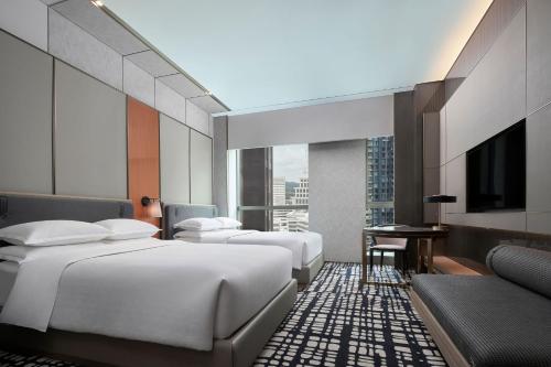 Postel nebo postele na pokoji v ubytování Sheraton Shenzhen Nanshan