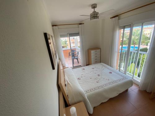 een kleine slaapkamer met een bed en een balkon bij Estrella Blanca VI, 2 dormitorios, by Bookindenia in Denia