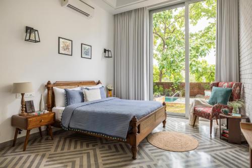 ein Schlafzimmer mit einem Bett und einem großen Fenster in der Unterkunft La Covelo Estate in Parra