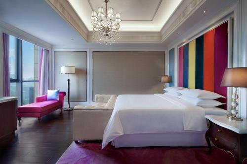 Postel nebo postele na pokoji v ubytování Sheraton Grand Zhengzhou Hotel
