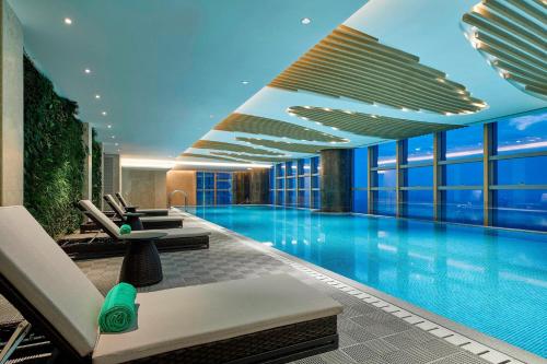a large swimming pool in a hotel room at The Westin Wenzhou in Wenzhou