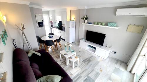 sala de estar con sofá y mesa en Casa Find Marbella - beautiful holiday home duplex apartment, en Marbella
