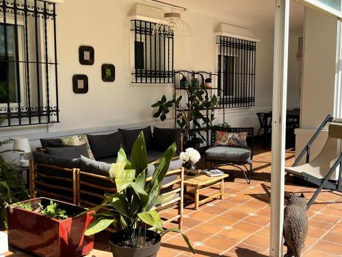 salon z kanapą i roślinami w obiekcie Casa Ciaurriz w mieście Mairena del Aljarafe