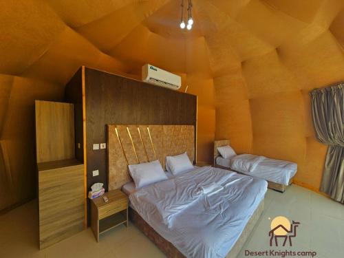 sypialnia z dużym łóżkiem w pokoju w obiekcie Desert Knights camp w mieście Wadi Rum