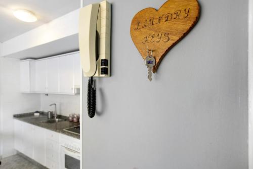 een houten hart hangend aan een muur in een keuken bij Cozy Fraile in Las Galletas