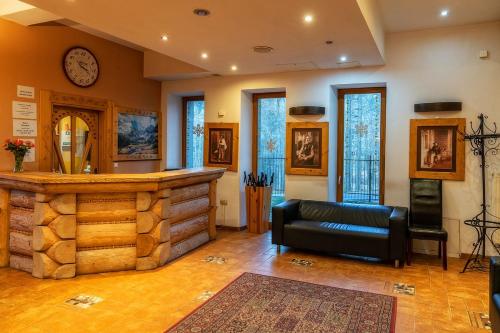 a living room with a bar and a couch at OW Zakopiec in Zakopane