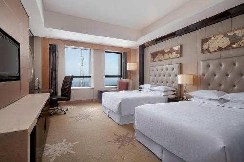 Sheraton Daqing Hotel في داتشينغ: غرفة فندقية بسريرين ومكتب وتلفزيون