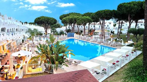 una vista aérea de una piscina en un complejo en Casa Find Marbella - beautiful holiday home duplex apartment, en Marbella