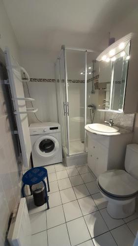 uma casa de banho com um chuveiro, um WC e um lavatório. em APPARTEMENT AU CALME AVEC PISCINE ET PARKING dans résidence securisée em Saint-Jean-de-Monts