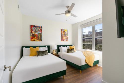 1 dormitorio con 2 camas y ventana en French Quarter Oasis: Spacious 4-Bedroom Condo, en Nueva Orleans