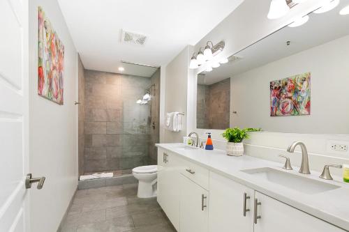 y baño con lavabo, aseo y ducha. en French Quarter Oasis: Spacious 4-Bedroom Condo, en Nueva Orleans