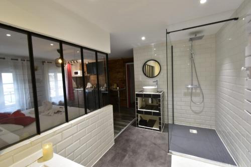 Bilik mandi di Appartement jacuzzi privatif : Urban Love