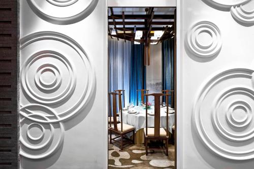 comedor con mesa y sillas en Sheraton Grand Hangzhou Wetland Park Resort, en Hangzhou