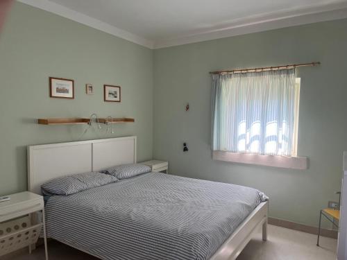 - une chambre blanche avec un lit et une fenêtre dans l'établissement Casa Vacanze “ Il Tiglio”, à Caiazzo
