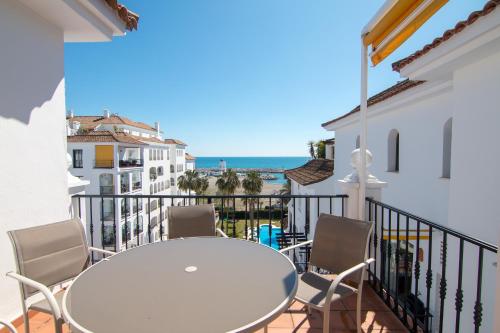 2233-Lovely 2 bedrooms on the beach, pool and port