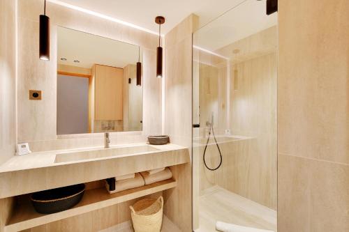 une salle de bain avec un lavabo et une douche dans l'établissement Pick A Flat's Apartement in Saint-Germain-des-Prés - Rue de Seine, à Paris