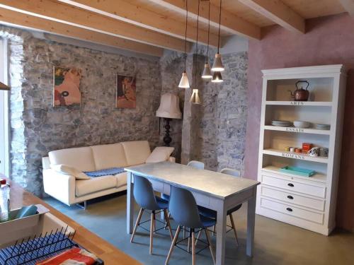 sala de estar con mesa y sofá en elegant apartment with view near Bellagio GAUDI', en Lezzeno
