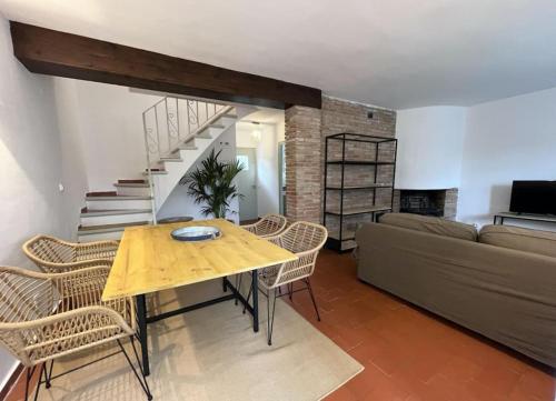 sala de estar con mesa, sillas y sofá en Fantàstica casa amb jardí en plena COSTA BRAVA, en Santa Cristina d'Aro