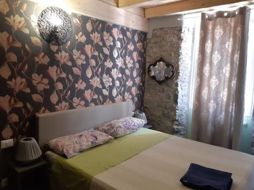1 dormitorio con 1 cama con papel pintado de flores en elegant apartment with view near Bellagio GAUDI', en Lezzeno