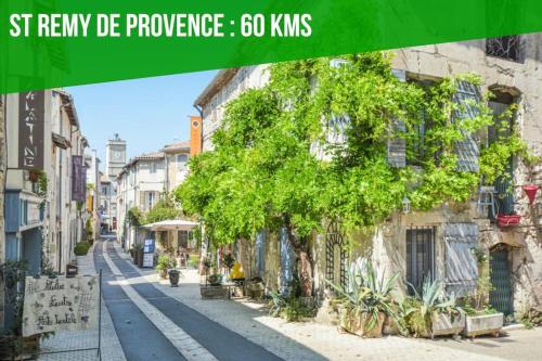 a street in a city with a green sign that reads st reynvy dc at Villa Santa - Piscine - Wi-Fi - Proche Ventoux - idéal Cyclistes in Mormoiron